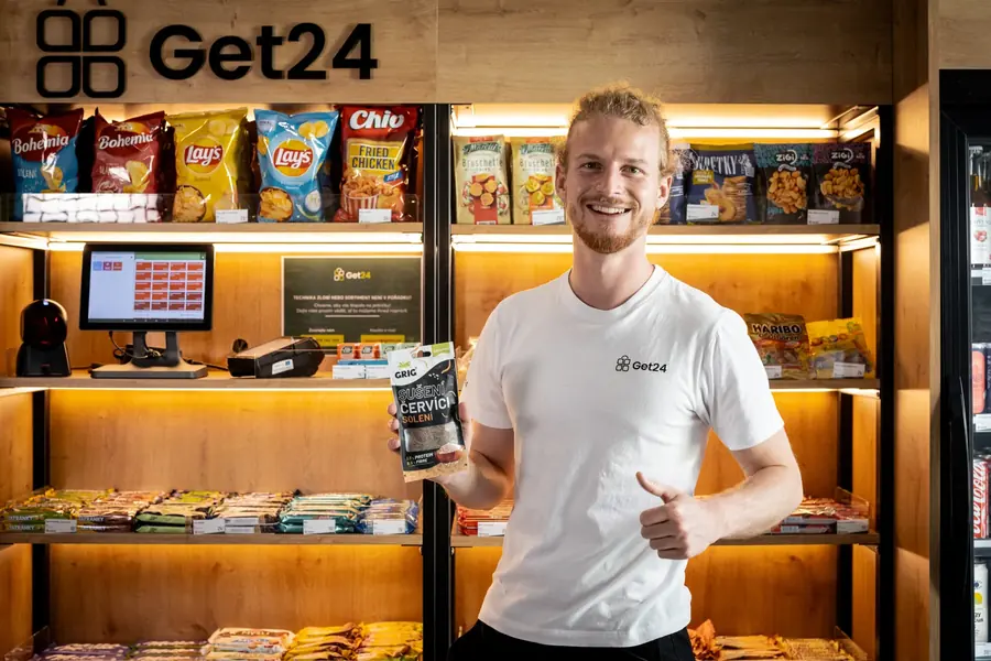 Adam Dostál, zakladatel GET24, u micro-marketu s vybraným produktem