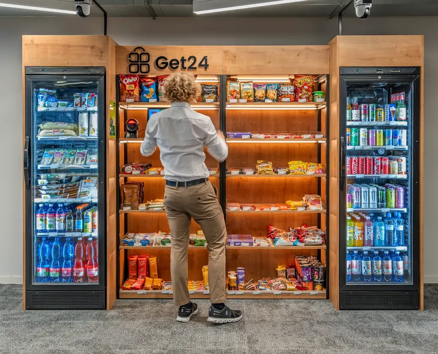 Doplňování čerstvého zboží do regálů micro-marketu GET24