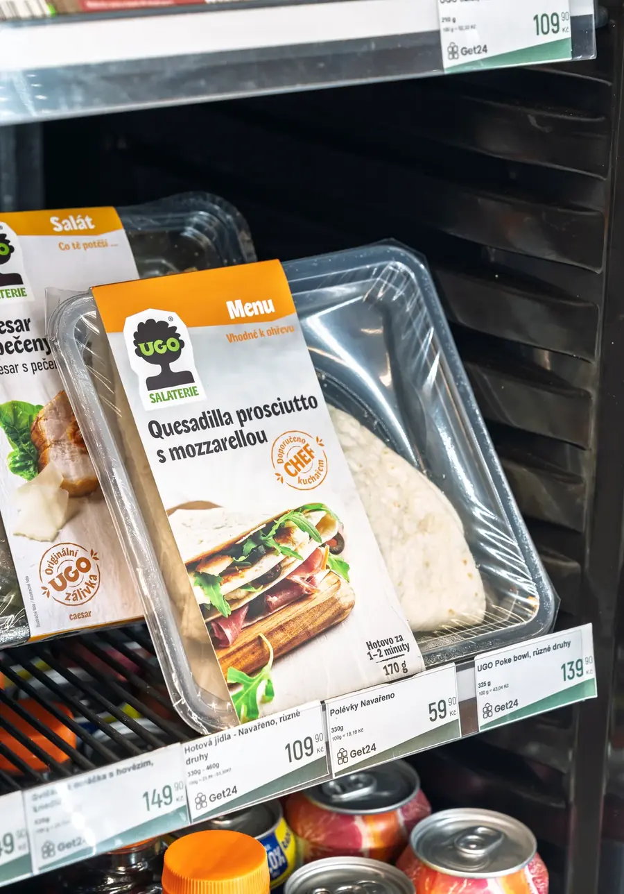 Balené sendviče a saláty v chladicí vitríně micro-marketu