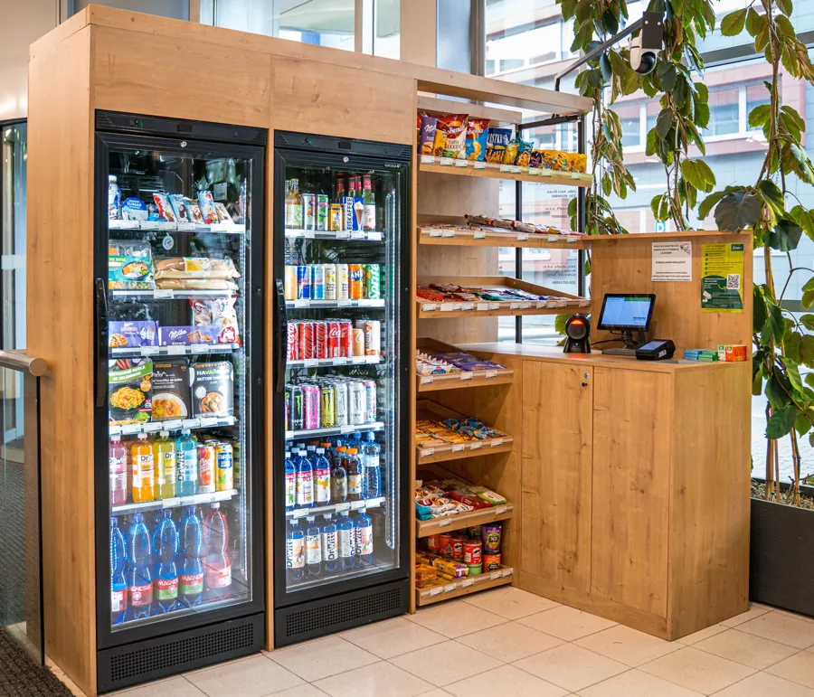 Micro-market GET24 v atriu kancelářské budovy vedle zeleně