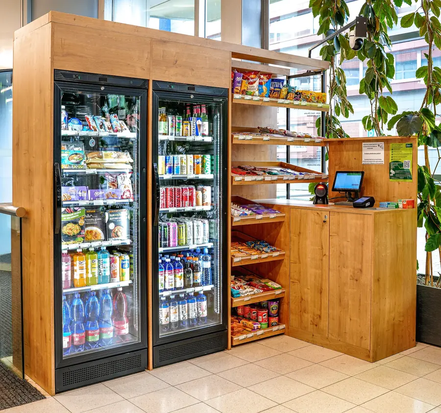 Samoobslužný pult micro-marketu GET24 v prosvětleném atriu