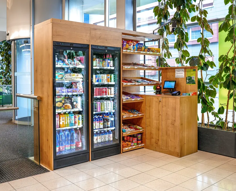 Micro-market GET24 v atriu budovy, celý pohled včetně pokladního pultu