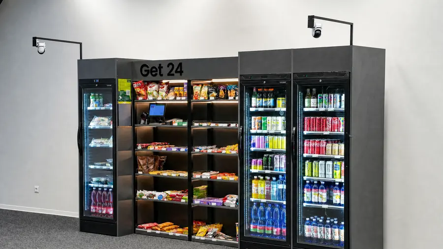 Samoobslužný micro-market GET24 s regály a chladicími vitrínami ve firemní budově