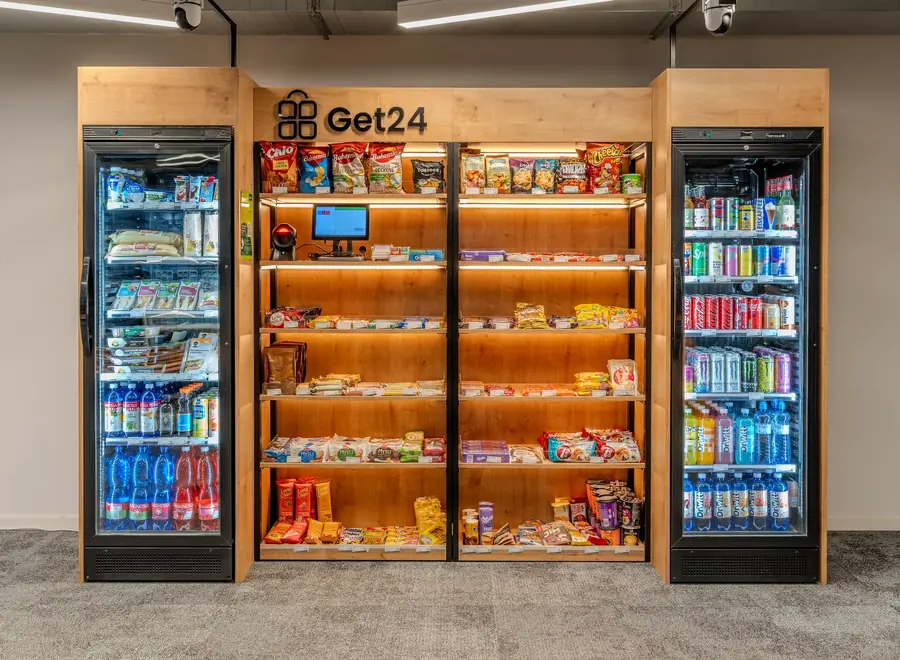 Micro-market GET24 zepředu — regály, chladicí vitríny a samoobslužná pokladna