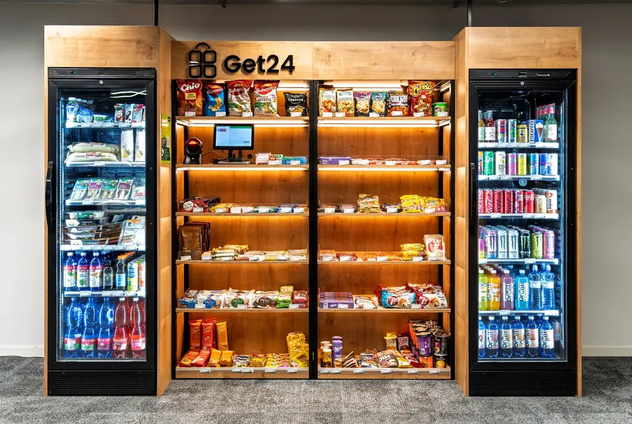 Micro-market GET24 s regály, chladicími vitrínami a samoobslužnou pokladnou