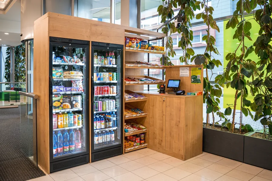 Micro-market GET24 s regály a chladicími vitrínami v kancelářské budově