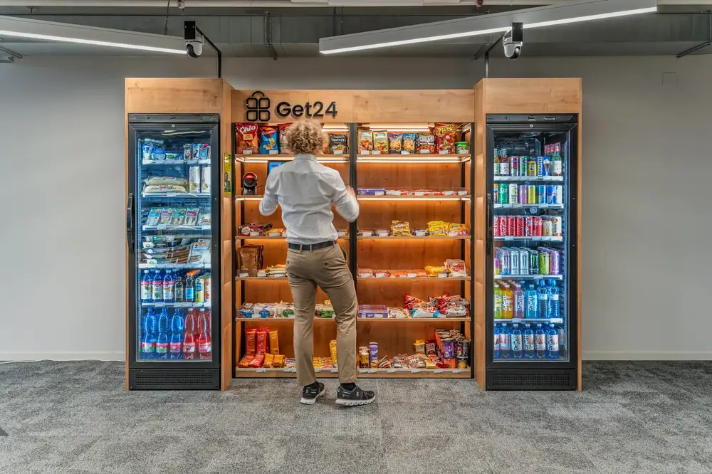 Doplňování zboží do regálů micro-marketu