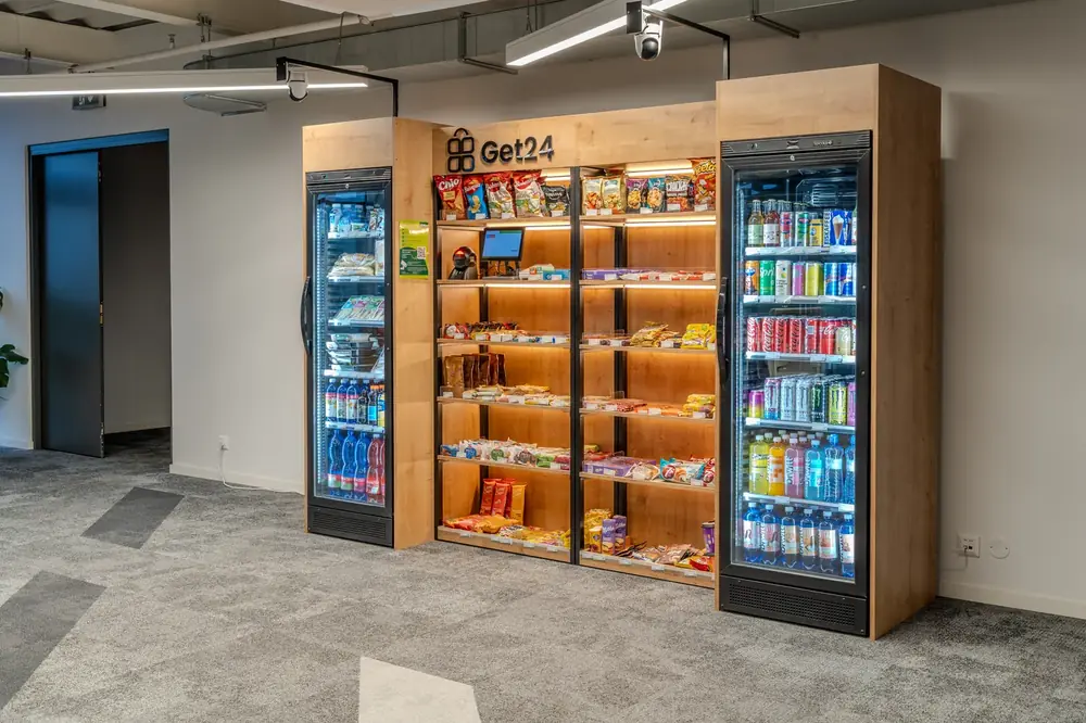 Detail regálů micro-marketu GET24 s logem