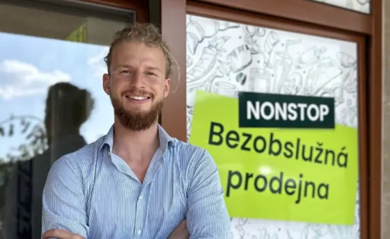 Adam Dostál, zakladatel GET24, před bezobslužnou prodejnou — z reportáže CzechCrunch
