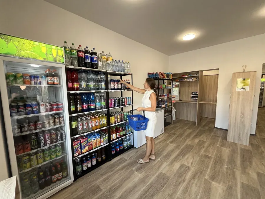 Zákaznice nakupuje v samoobslužné prodejně GET24 — z článku Marketing Journal